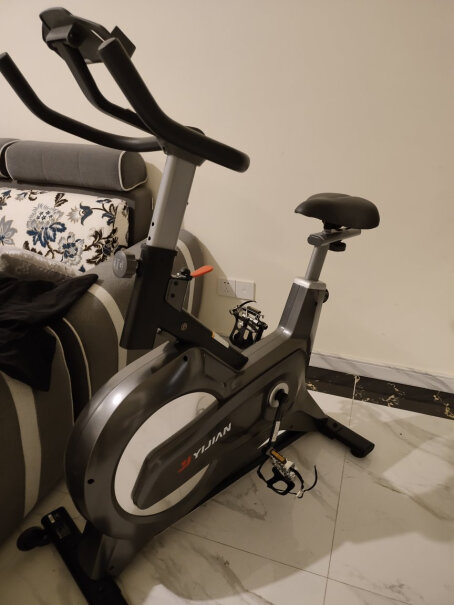 亿健动感单车家用磁控静音健身车自行车健身器材深空灰这个骑着稳吗？跟健身房的比怎么样？