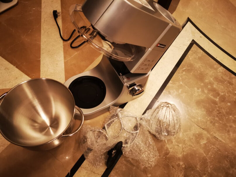 海氏家用全自动多功能厨师机搅拌和面打蛋器HM755银色为什么不能把和面钩设计成S型？这种形状的和面钩只能把面团带着打转转，根本没有揉面效果。