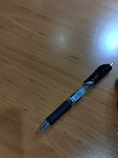 得力deli臻顺滑中性笔签字笔0.5mm子弹头按动笔水笔这款和另一款S08有啥区别？