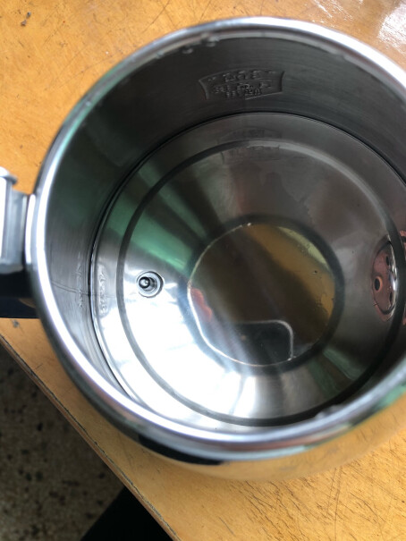 志高电热水壶304不锈钢上面会不会落灰？壶口这么开着。是自动上水吗？还是需要人看着手动停止？