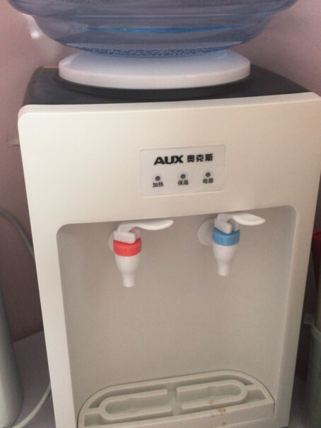 奥克斯AUX饮水机家用迷你小型制热型台式桌面有开关吗？在机器上面还是下面？