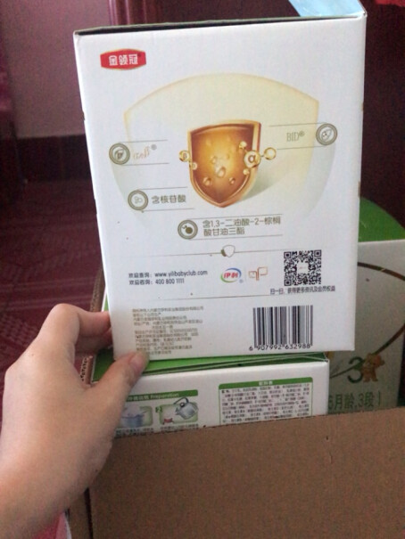 伊利奶粉金领冠系列为什么我买了四盒奶粉，其中一盒没有追溯码？有这种情况吗？是不是假的？