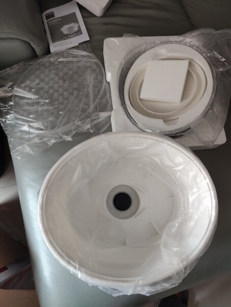 天际TONZE电炖锅电炖盅盖子是塑料的，炖时有塑料味道吗？