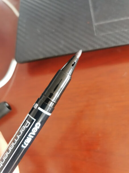 得力deli黑色双头记号笔美术绘画勾线笔12支写在马克纸上容易干吗？