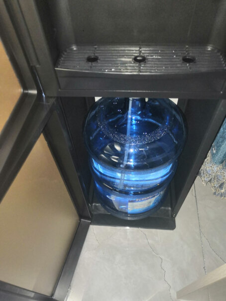 惠田饮水机下置式家用立式温热型容易漏水嘛，有没有塑料胶味？