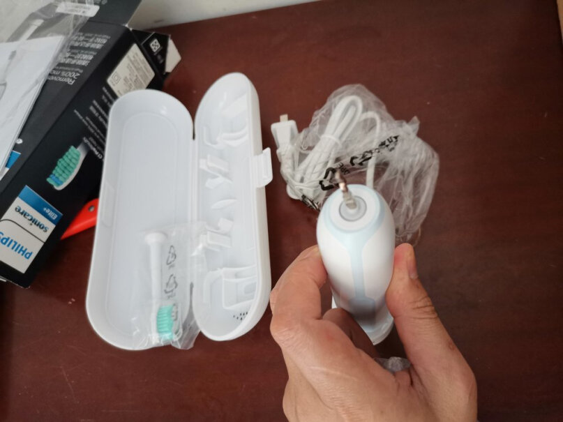 飞利浦电动牙刷充电式成人声波震动米白色电动牙刷HX3216这个不能调节振幅，用起来觉得力度太大怎么办？换软毛刷头管用吗？