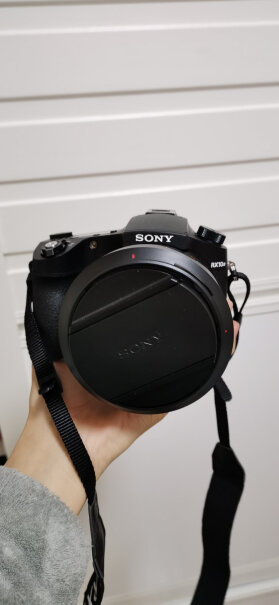 索尼DSC-RX10M3数码相机是蔡司镜头吗？官网没说。