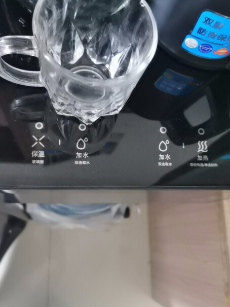 奥克斯茶吧机家用多功能智能遥控温热型立式饮水机这个能遥控控制吗？
