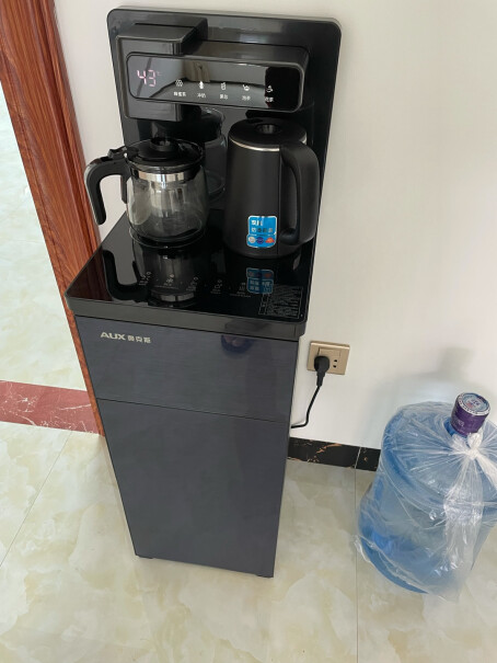 奥克斯茶吧机家用多功能智能遥控温热型立式饮水机这个茶吧机带下面的水桶吗？