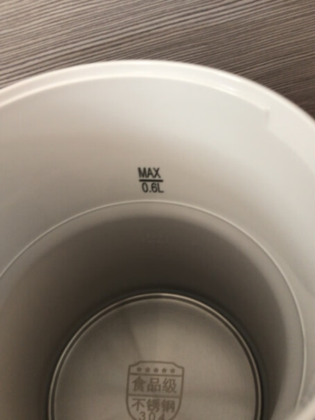 苏泊尔电热水壶便携式烧水壶中间是硅胶，硅胶上边是普通的塑料吗？
