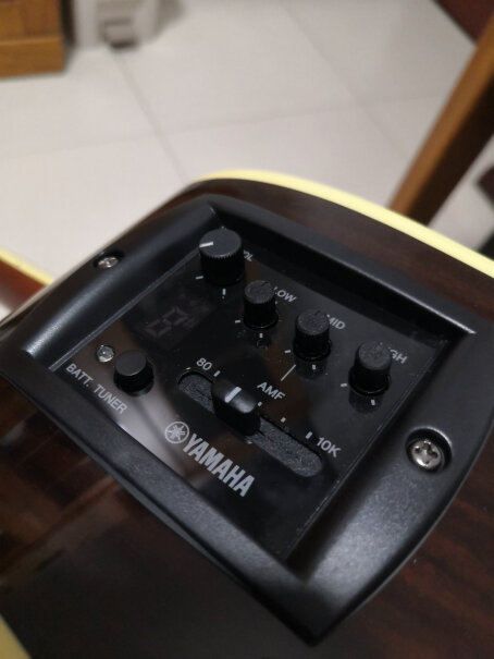 雅马哈FGX830CBL黑色民谣电箱吉他缺角买过的琴友这款弦距怎么样12品多少？