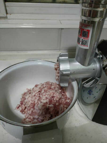 奥克斯绞肉机灌肠机之前用杯子型绞肉机，很难清理，那个刀片固定的孔有残留洗不到，就发臭了，这个拆卸了洗，有没有卫生死角？
