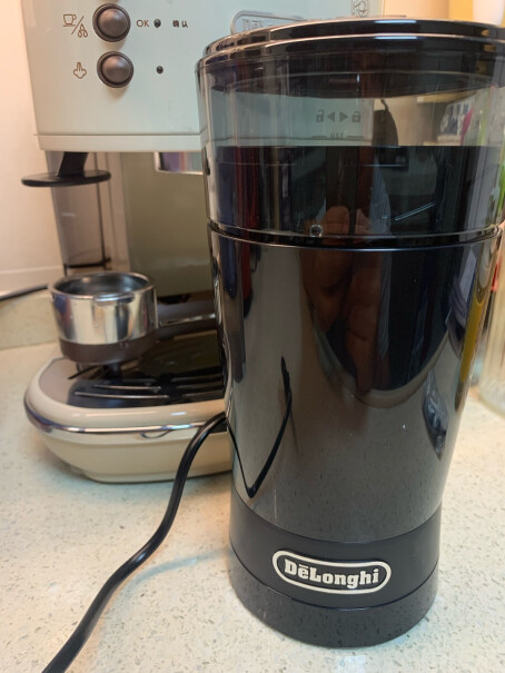 德龙DelonghiECO310半自动咖啡机乐趣礼盒装送的磨豆机是电动的吗？