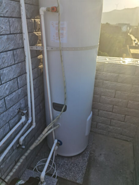 海尔空气能热水器家用200升纯空气能加热请问这款热水器能当做楼顶水箱来用吗？就是全屋用水，因为农村没有自来水，都是把水抽上去的？