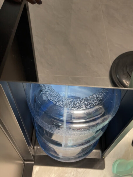 奥克斯饮水机下置式家用立式温热型烧出开的热水有没有塑料味？