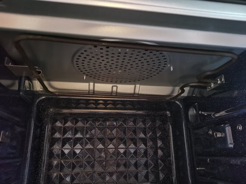 美的初见电子式家用多功能电烤箱35L智能家电请问这个烤箱工作时会冒水汽么？烤箱门会熏黄么？
