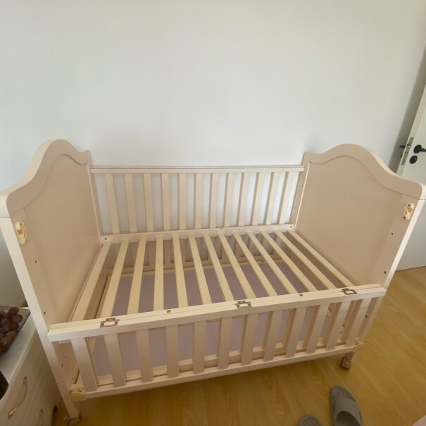 友贝欧式多功能实木婴儿床拼接大床可改儿童床加长雪橇式含不含床垫？