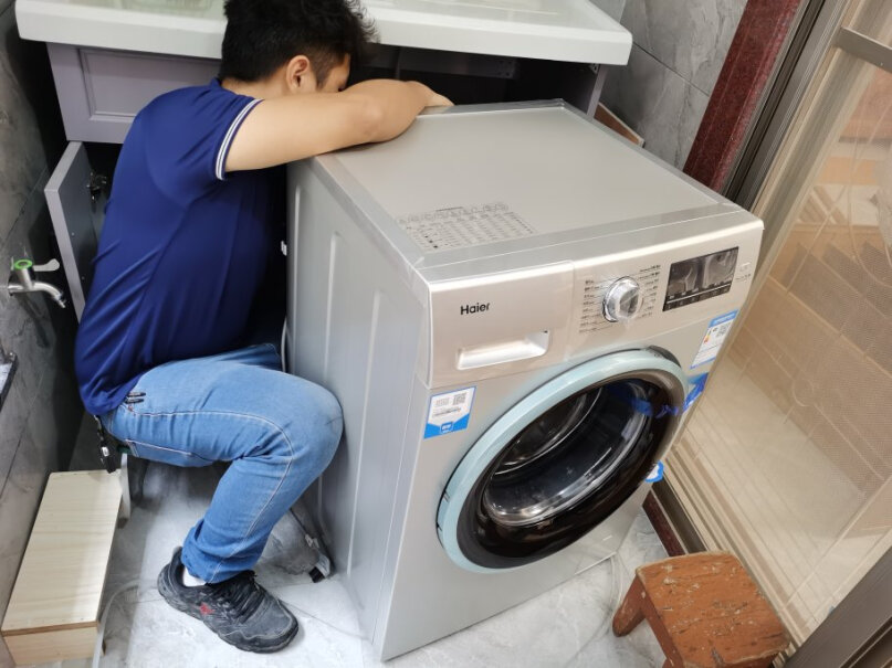 海尔（Haier超薄滚筒洗衣机全自动我问下，洗衣服放水放多少？