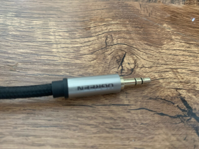 绿联3.5mm音频线40782我的耳机是单插的，然后单插到麦克风的孔，麦克风不可以用（麦克风驱动都是最新的），但是插到手机上麦克风可以用，用转接线可以在电脑上解决这个问题吗？
