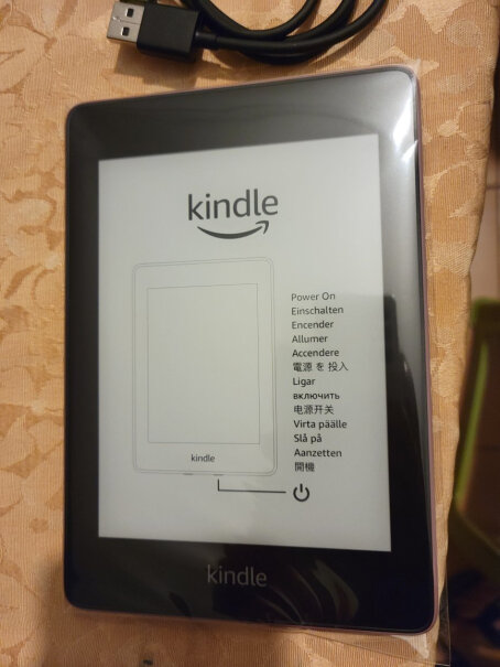 Kindle PW 8G阅读器-书卷礼盒亲们 是不是第一次激活 机身表面有序列号吗？