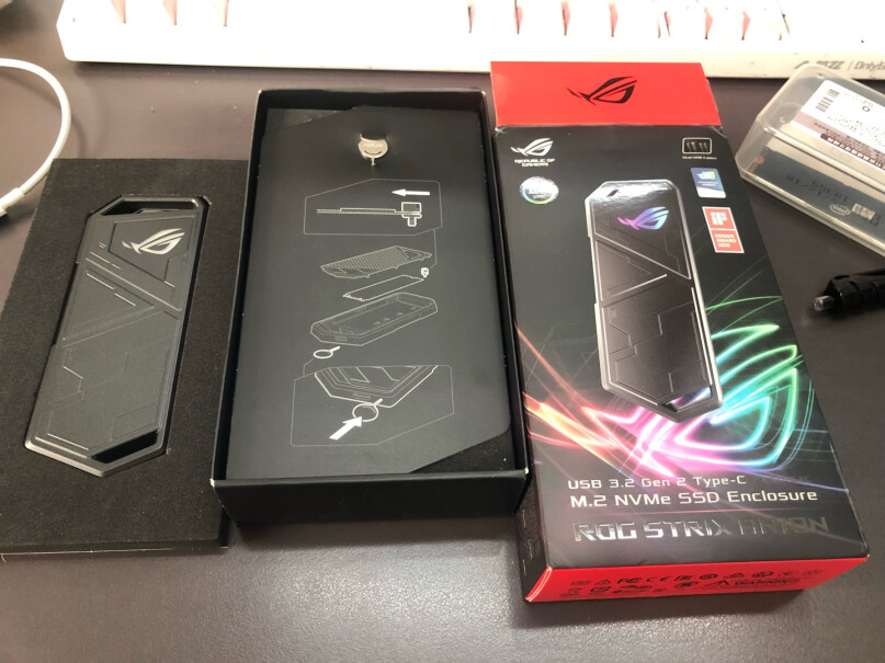 华硕ROG幻影STRIX ARION M2硬盘盒为什么Usb2.0和3.0都不好使 只有c口能用 有知道为什么的吗？