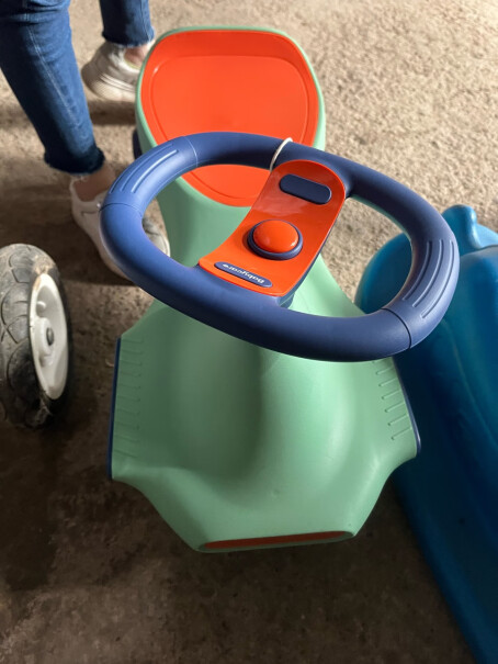 玩具车babycare岁防赛琳6.1扭扭侧翻摇摇小孩真的会拿方向盘扭着玩吗？我看评论里都是脚在滑？