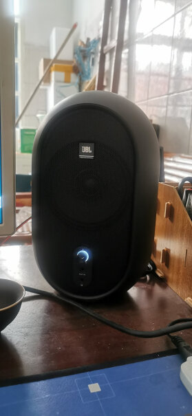 JBL104后面两个6.5接口是左右声道吗 如果用它效果会好吗？