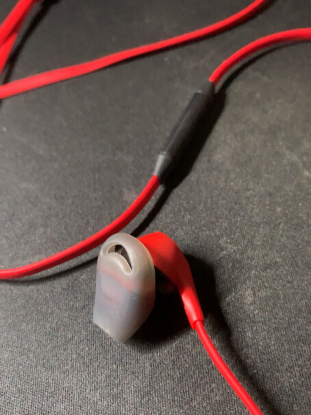 金士顿 HyperX 麦克风跟雷蛇的2019款的耳机比怎么样？