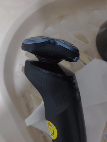 飞利浦电动剃须刀SkinIQ蜂巢5系智能感应刮胡刀SU5799在，这个产品不是有配3个刀头吗？