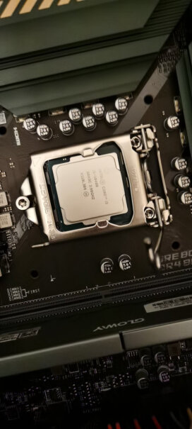 Intel i5-10400 盒装CPU处理器这个盒装代带的风扇硅脂那边有贴膜吗，装的时候没注意看就直接盖上去了？