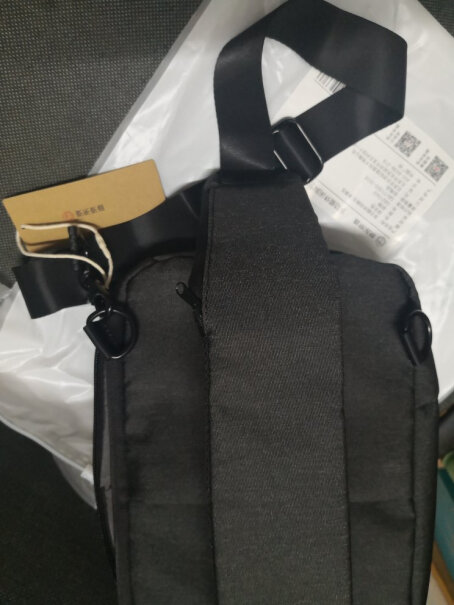 京东京造极简主义胸包三百斤的大胖子背这个包肩带够用吗？