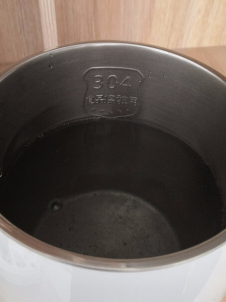 美的电热水壶304不锈钢是单层还是双层的？防烫么？