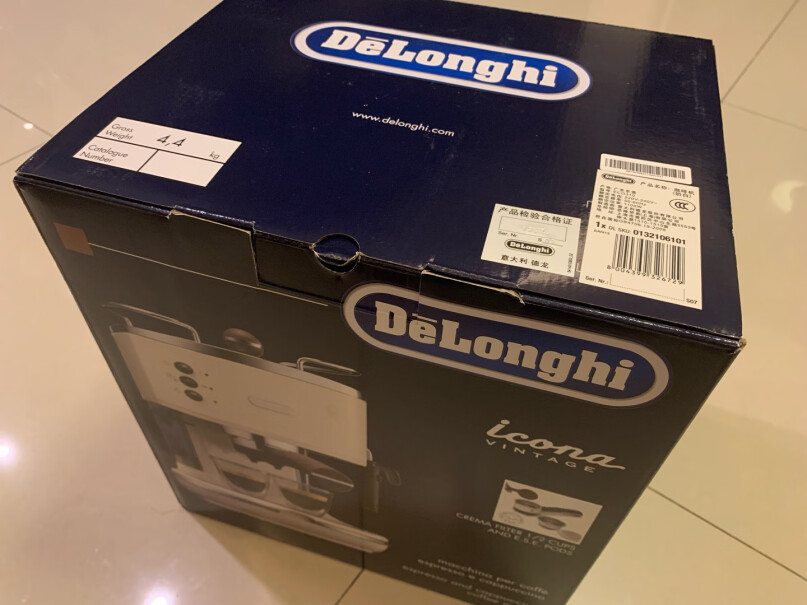德龙DelonghiECO310半自动咖啡机乐趣礼盒装送的磨豆机是电动的吗？