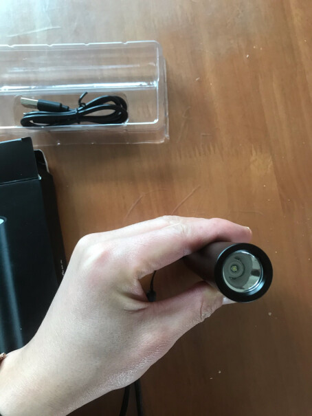 神火X20-S强光手电筒这款带在手上方便吗？