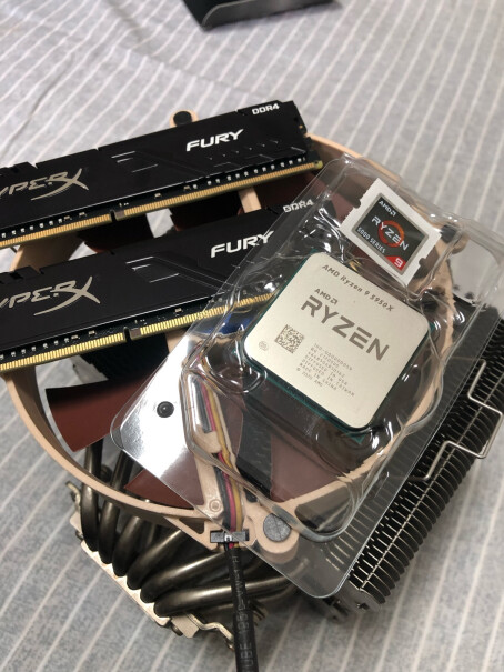 AMD 锐龙5 5600X CPU5950x能用c8h吗 能用龙神360压住吗？