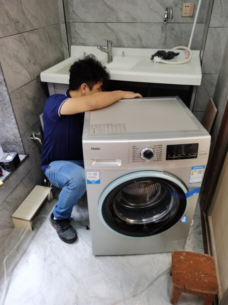 海尔（Haier超薄滚筒洗衣机全自动请问一下买过的亲，这款洗衣机脱水的时候会震动会跑吗？