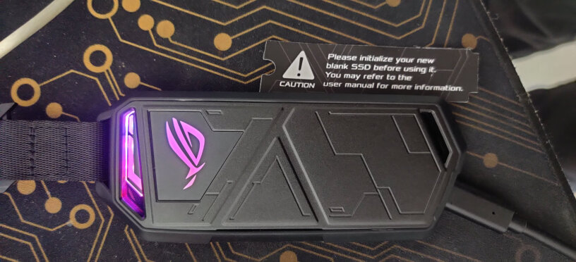华硕ROG幻影STRIX ARION M2硬盘盒请问大家有盖板盖不严，一按盖板会上下活动的情况么？
