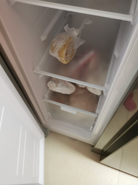 康佳184升双门冰箱请问大家，冰箱外体和门中间的隔板烫不烫手？