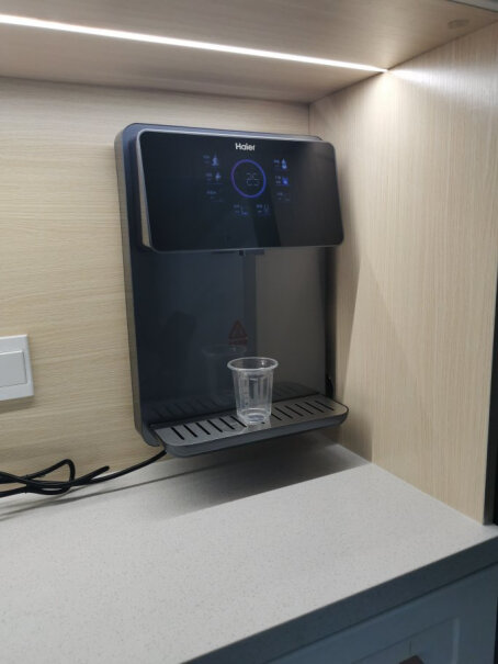 海尔管线机家用壁挂式饮水机UV功能新机有塑料味吗？