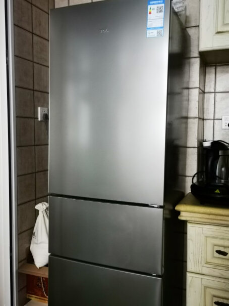 TCL256升冰箱不提供安装服务员？调水平是自己调的啊？