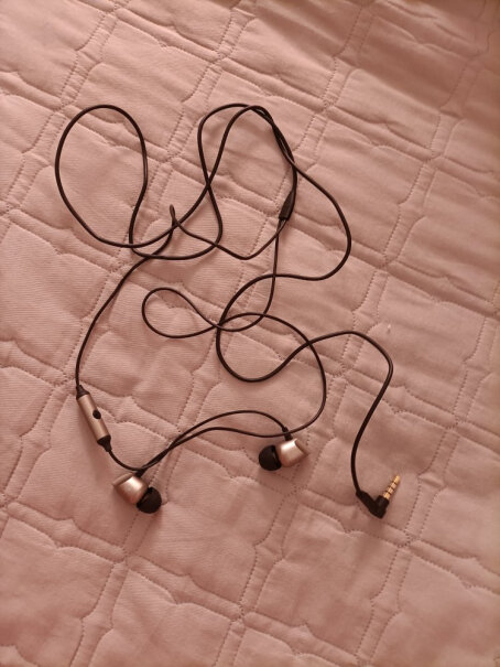 漫步者H235P耳机入耳式有线手机耳机听一会儿会发热吗？