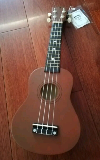 竹霖生ukulele尤克里里乌克丽丽21英寸棕色初学民谣小吉他这个尤克里里背带怎么装啊？