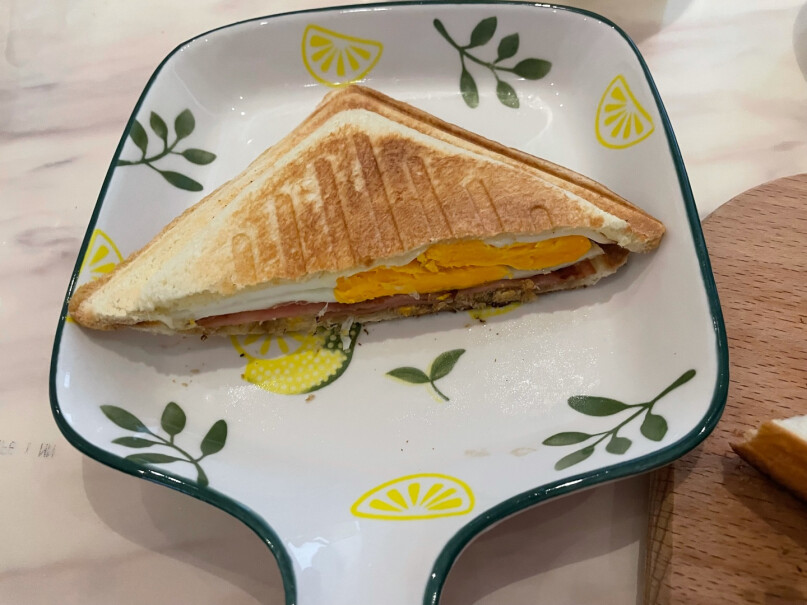 美的三明治机早餐机可以一边烤肉 一边做三明治吗？会不会有一边不熟一边糊了？