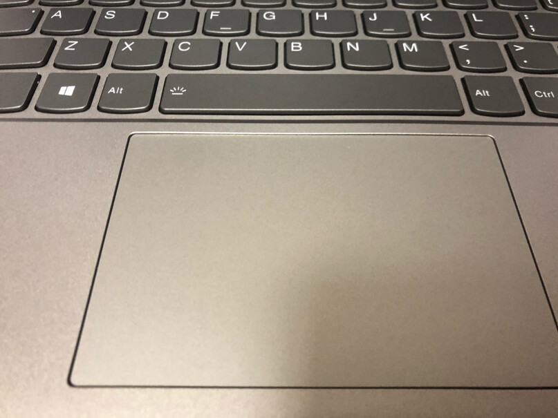 联想笔记本电脑ThinkBook你们的电源键歪吗？
