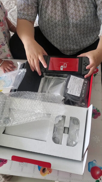 任天堂SwitchNS掌上游戏机续航加强版请问日版的好操作吗？女孩子一枚：小白啥也不懂，可以玩塞尔达和舞动奇迹吗？谢谢各位小哥哥们？