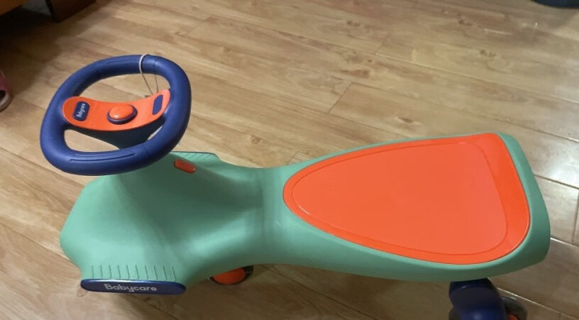 玩具车babycare岁防赛琳6.1扭扭侧翻摇摇前面放脚的地方滑的时候会挡脚吗？