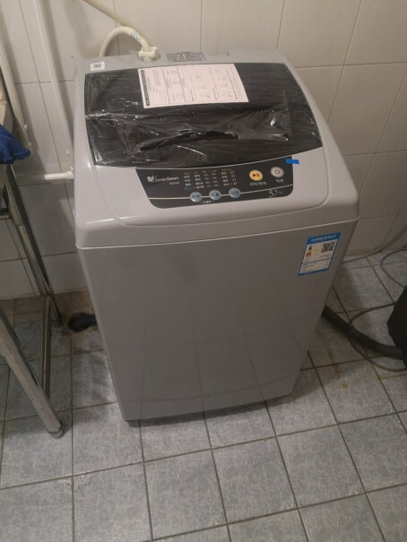 小天鹅5.5公斤波轮洗衣机全自动请问新机首次使用时塑料味道大吗？