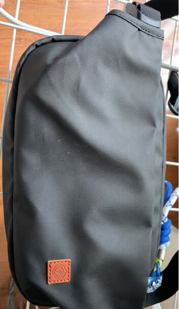 京东京造斜挎包单肩探索者胸包简约大容量背包休闲评测值得入手吗？来看看买家说法！