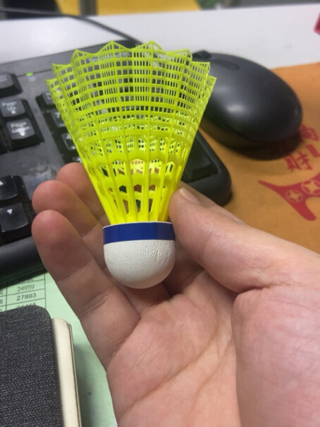 尤尼克斯YONEX尼龙羽毛球耐打训练习YY塑料胶球M-600为什么球筒上下的蓝色盖子薄了这么多，太软了，一个月前买的特别厚～ 这次会不会盗版的！