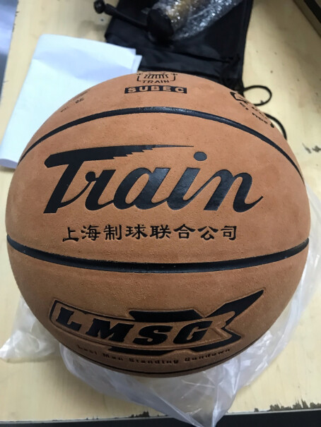 火车头篮球7号牛皮篮球请问这个球的弹性好不好？变形吗？